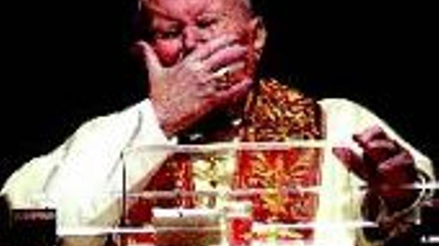 El Papa no consigue hablar en su bendición ´urbi et orbi´