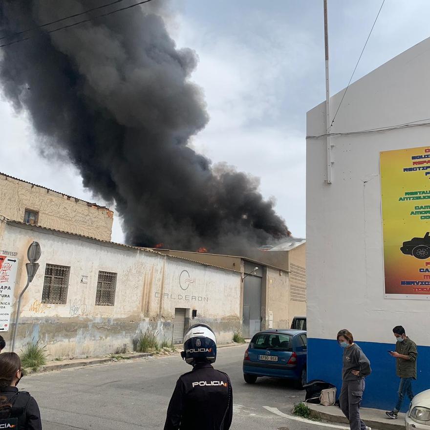 Dos intoxicados en el incendio de un almacén en Alicante