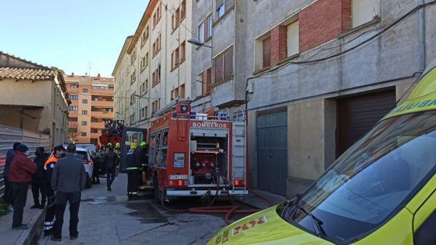 Los bomberos sofocan un incendio en una vivienda de Barbastro