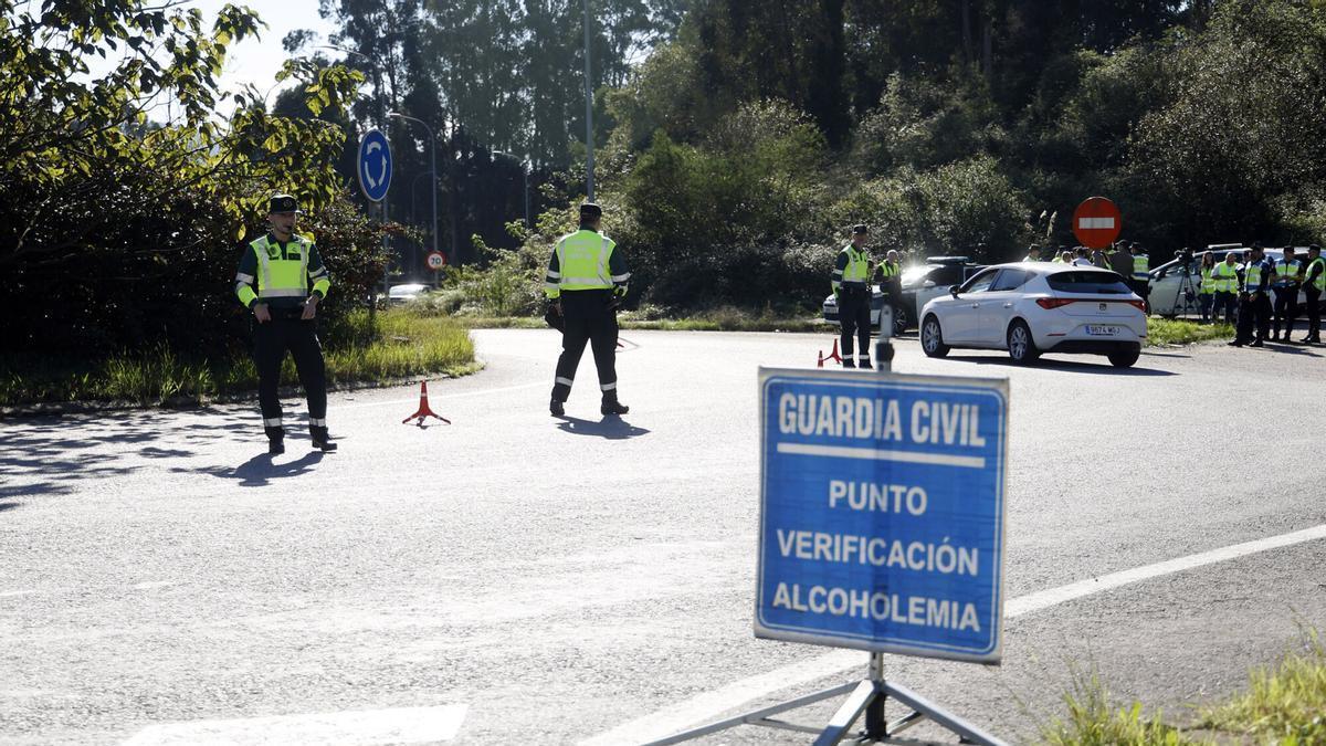 Control de alcoholemia en una carretera.
