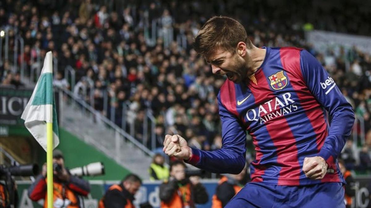 Piqué celebra con rabia el gol que abría el marcador en el Martínez Valero.