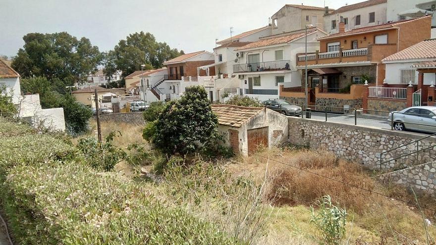 Ahí la tienen, tapiada y abandonada, dormita en el cauce del arroyo de Salinas y es visible desde la columna vertebral del Puerto de la Torre, la calle Lope de Rueda.