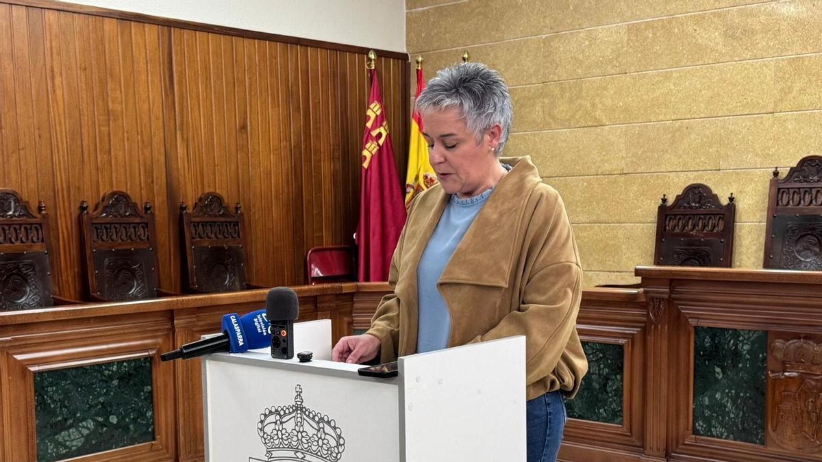 La alcaldesa de Calasparra, Teresa García, durante una comparecencia