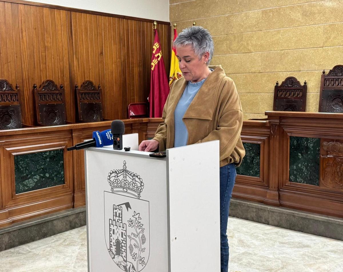 La alcaldesa de Calasparra, Teresa García, durante su comparecencia