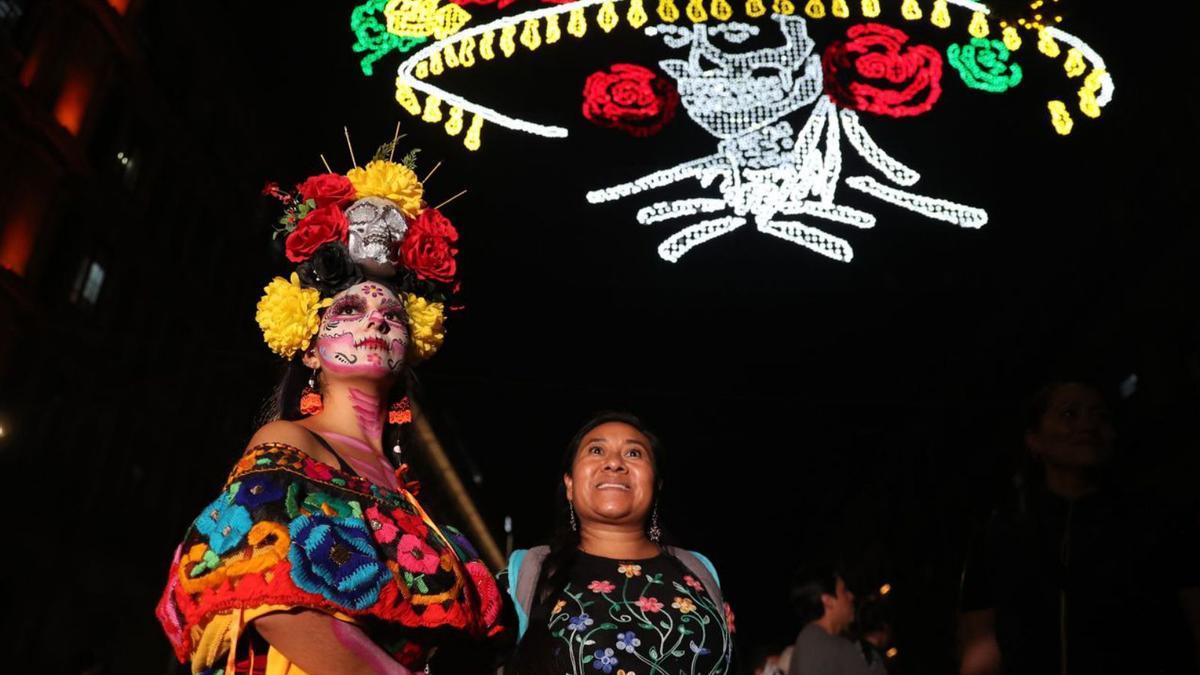 Recht aufwendige Verkleidung: „La Catrina“, typisch für den Tag der Toten in Mexiko.  | FOTO: S. GUTÍERREZ/EFE