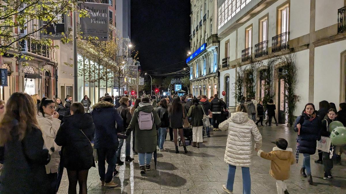Grandes colas para conocer la decoración navideña del Zara de la calle Compostela