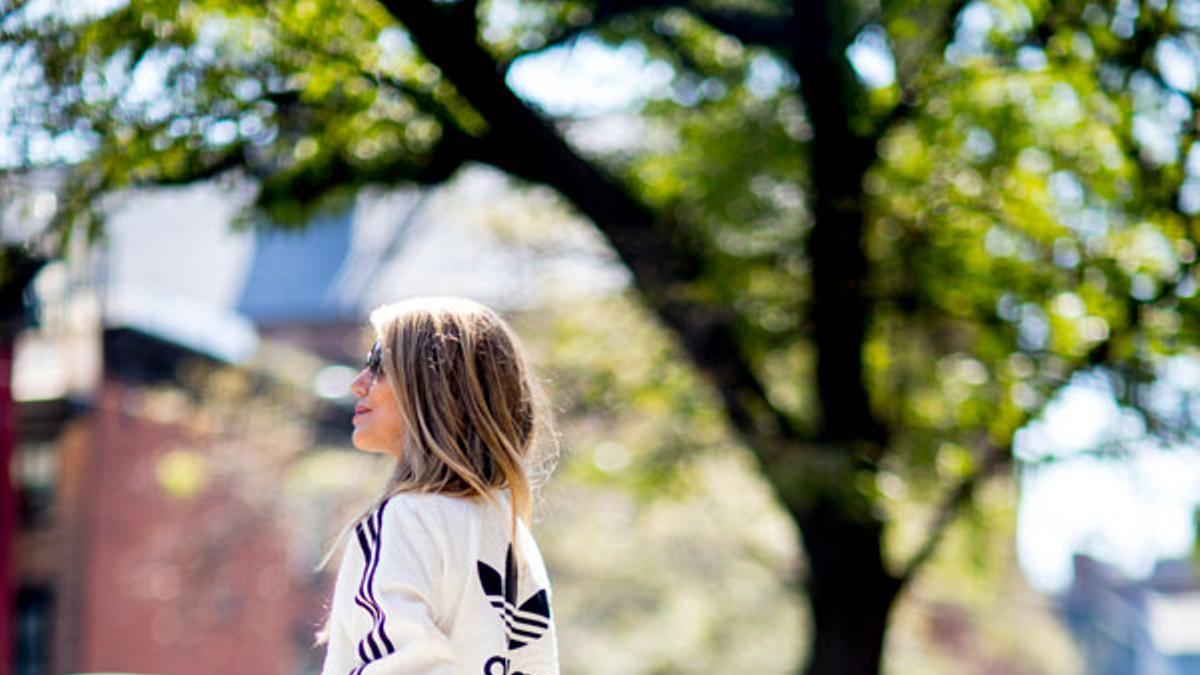 Chaqueta con logo y tacones