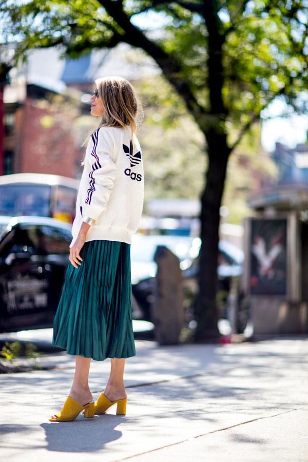 Chaqueta con logo y tacones
