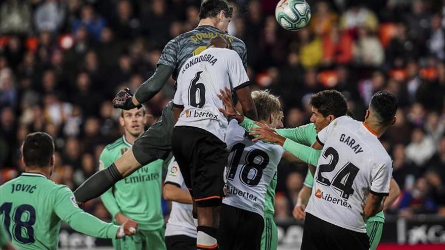 Benzema rubrica el milagro en Mestalla