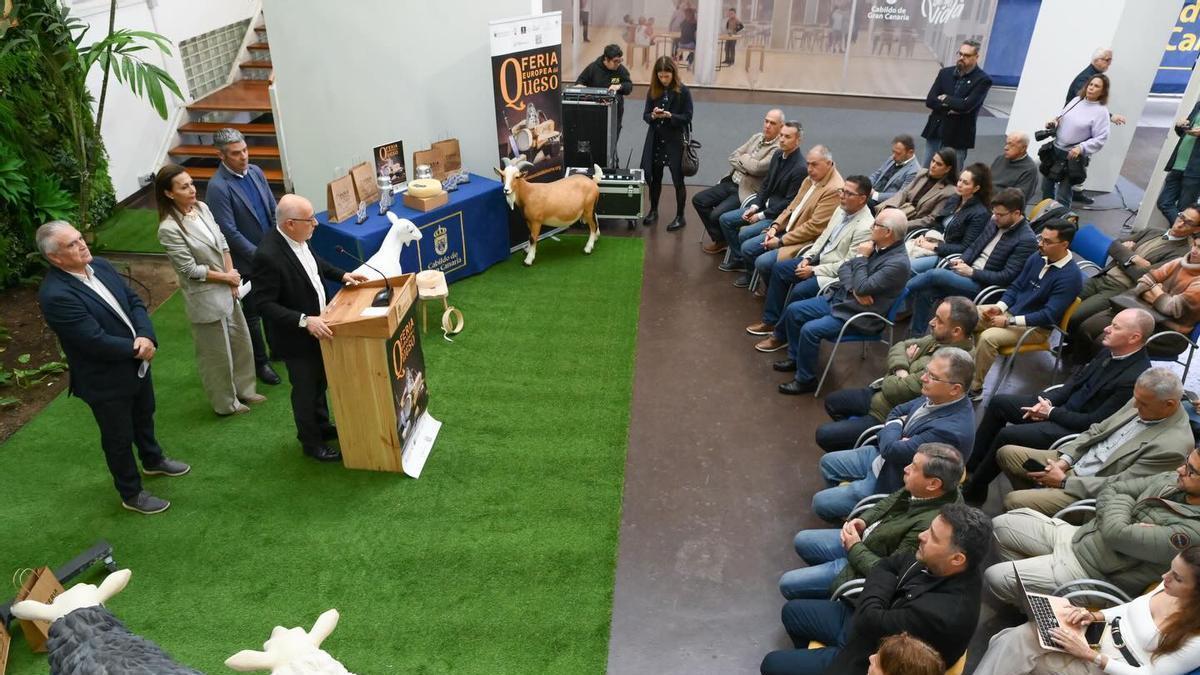 Antonio Morales, a la izquierda, junto a Pedro Suárez, María del Carmen Rosario y Narvay Quintero, en la presentación de la Feria Europea del Queso, este miércoles en el Cabildo.