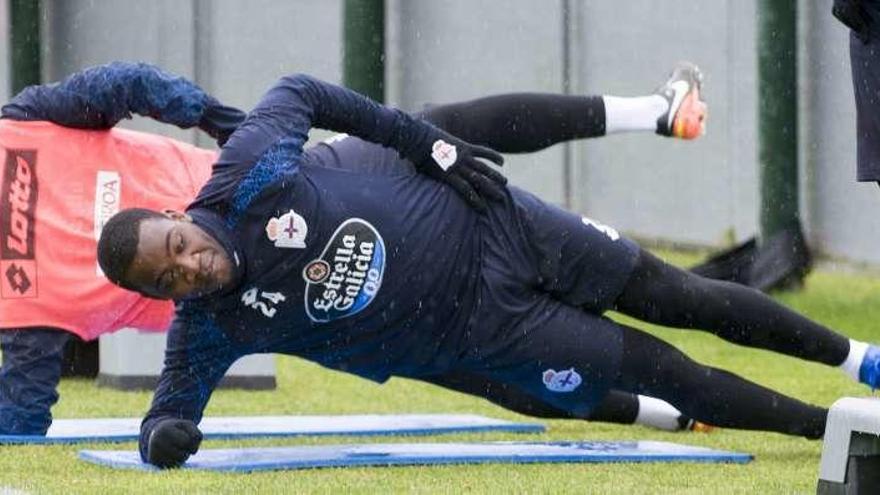 Ola John, durante un entrenamiento en la ciudad deportiva de Abegondo.