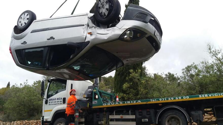 Un coche da varias vueltas de campana tras chocar contra otro en Santa ...