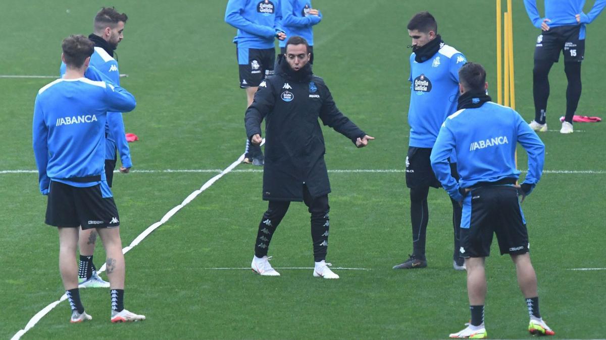 Borja Jiménez da instrucciones a los jugadores durante un entrenamiento. |  // CARLOS PARDELLAS