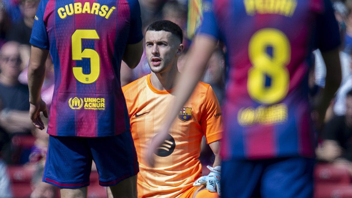 Joan Garcia, entre Cubarsí i Pedri, ahir al Camp Nou en el moment en què va notar unes molèsties.  | JORDI COTRINA