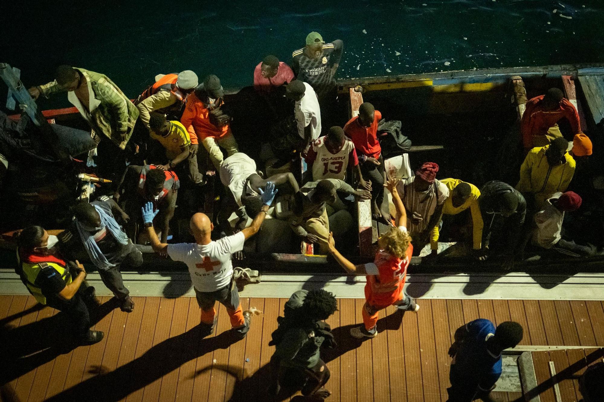 Llegada de un cayuco al Puerto de Granadilla