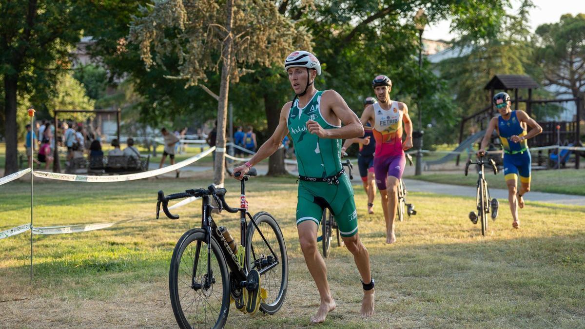 Varios triatletas avanzan con sus bicicletas durante una de las pruebas celebradas en Mérida.
