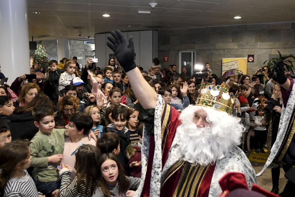 Los Reyes Magos llegan al aeropuerto de Alvedro