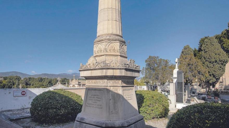 El monolito en recuerdo de Miguel Quetglas, abandonado por Cort, desafía el paso del tiempo.