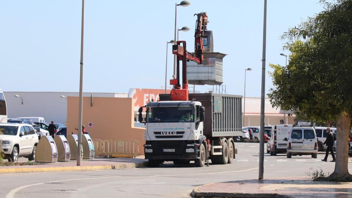 Camión de recogida de basura , levanta un contenedor en Sant Francesc