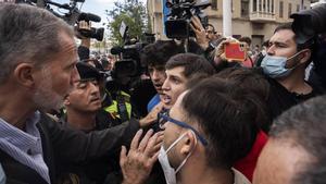 El rey durante la conversación con el joven que llevaba la camiseta nazi de la División azul