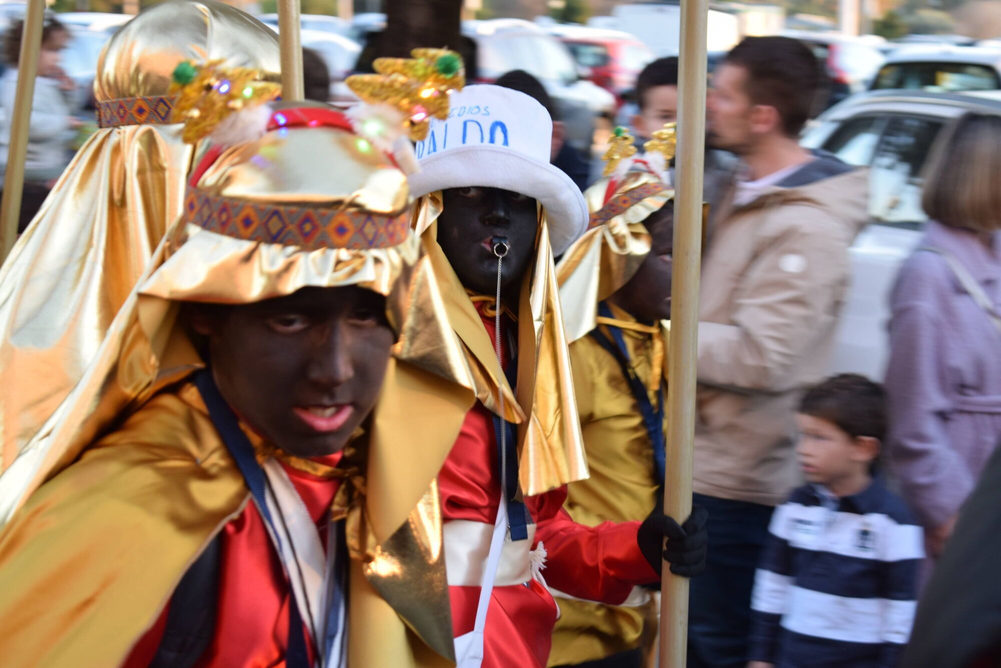 El Heraldo Real recorre las calles del barrio sevillano de Los Remedios recogiendo las cartas de los pequeños el 26 de diciembre de 2024.