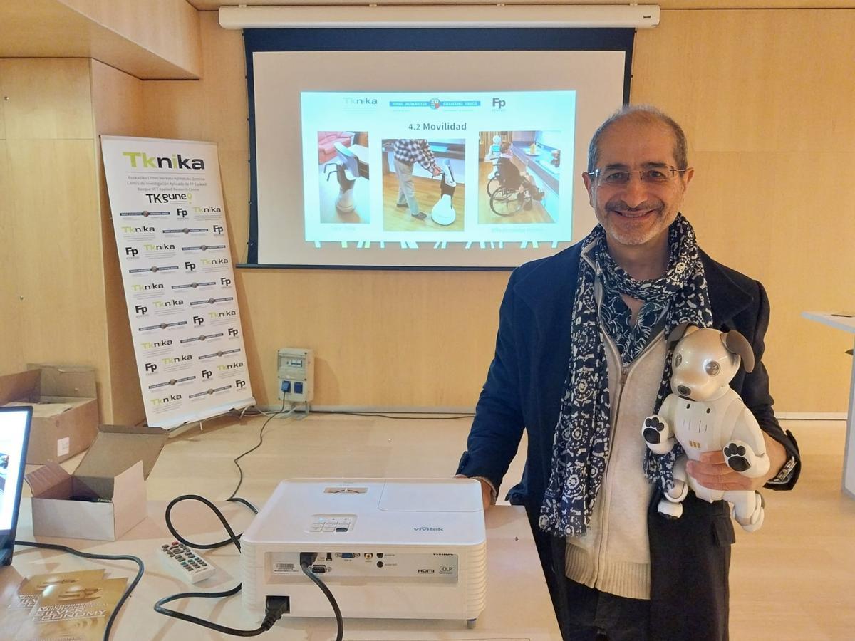 El investigador Jon Rivas porta una mascota robótica.