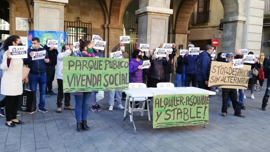 Membres de la PAHC Bages a la plaça Major de Manresa |