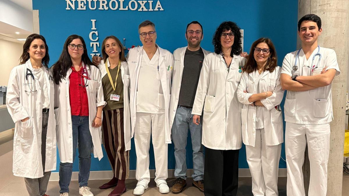 De izda. a dcha., los doctores Julia Álvarez, Nuria Redondo, Iria Rodríguez, José Maciñeiras, Pablo Vicente, Elena Álvarez, Paula Díaz y Arturo Fraga, de la Unidad de Ictus del Hospital Álvaro Cunqueiro de Vigo.