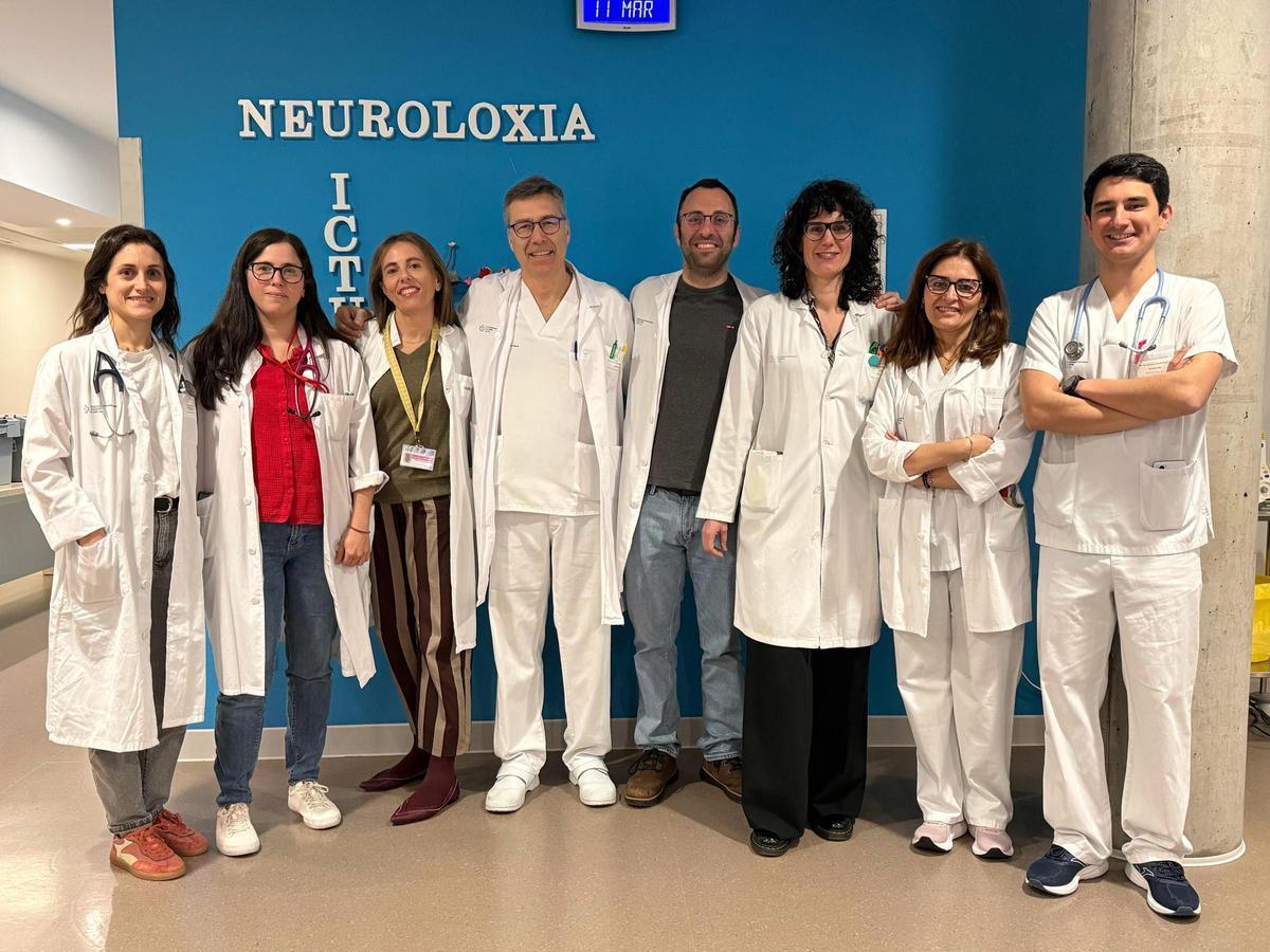 De izda. a dcha., los doctores Julia Álvarez, Nuria Redondo, Iria Rodríguez, José Maciñeiras, Pablo Vicente, Elena Álvarez, Paula Díaz y Arturo Fraga, de la Unidad de Ictus del Hospital Álvaro Cunqueiro de Vigo.