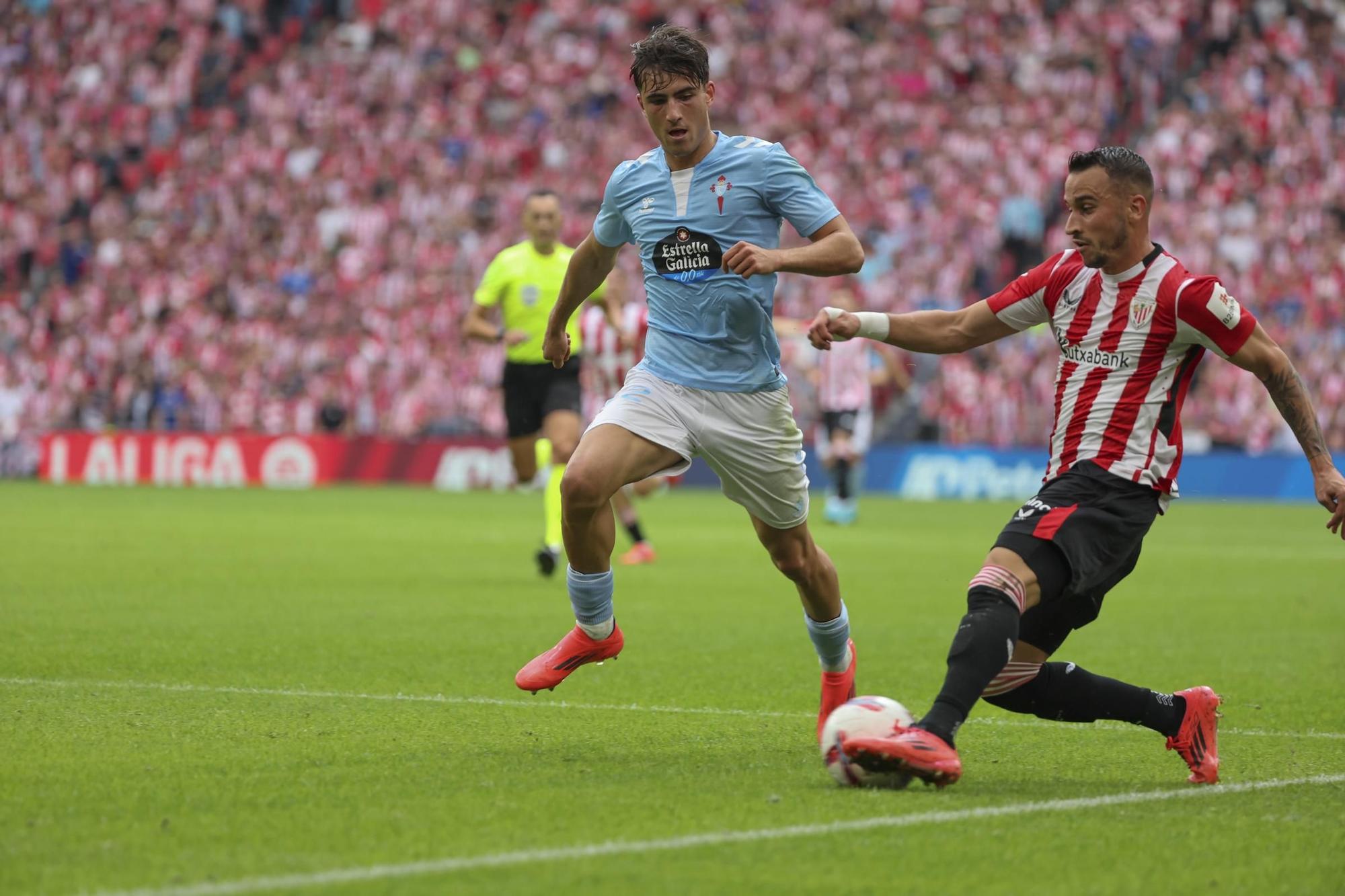 BILBAO, 22/09/2024.- El centrocampista del Athletic Club Alejandro Berenguer y el centrocampista del Celta de Vigo Hugo Álvarez, durante el partido de la jornada 6 de LaLiga en el estadio de San Mamés en Bilbao este domingo. EFE/ Luis Tejido