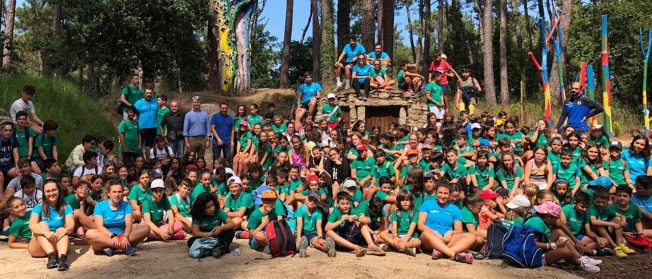 La visita de los niños de un campamento de verano, en 2019, a la Aldea Grobit de A Toxa.