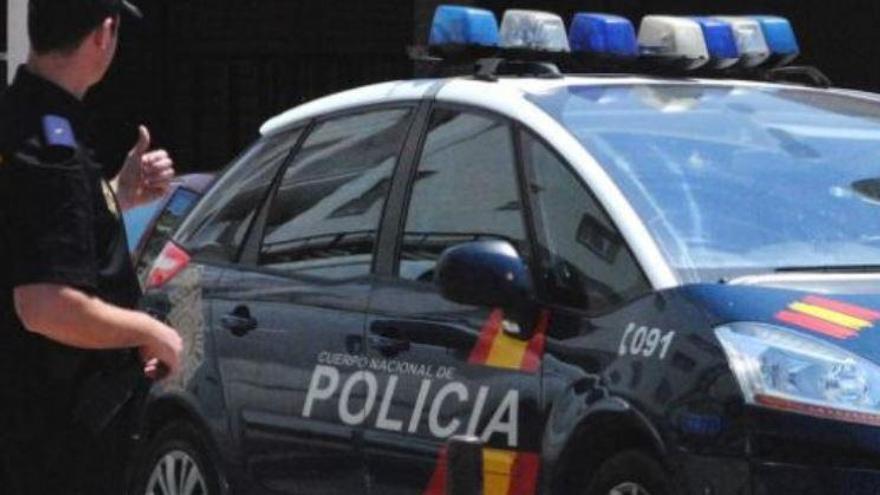 Detenen un home per deixar els seus fills sols a casa per anar al bar