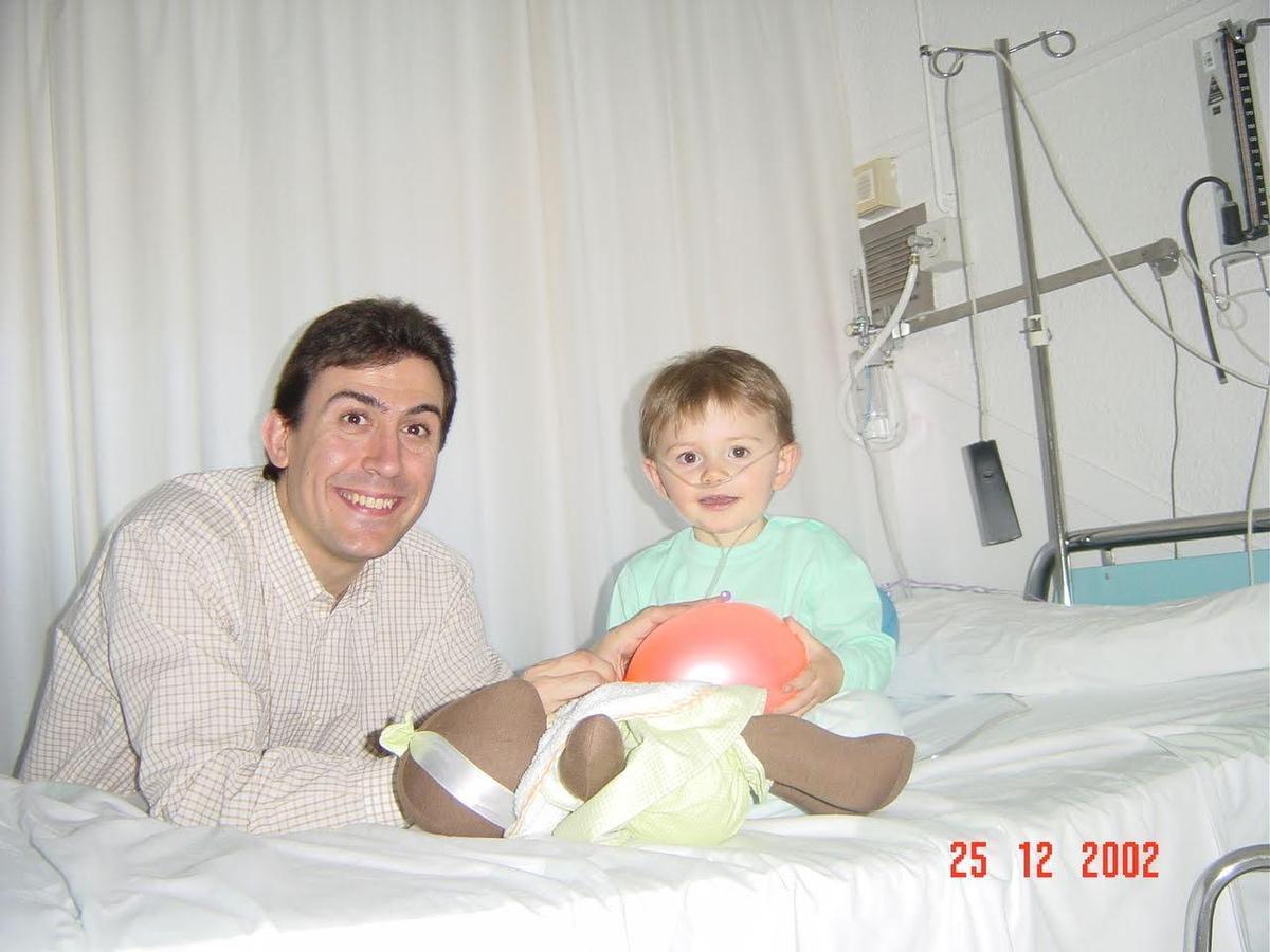 Meritxell con su padre, pocos días después de ingresar y antes del trasplante.