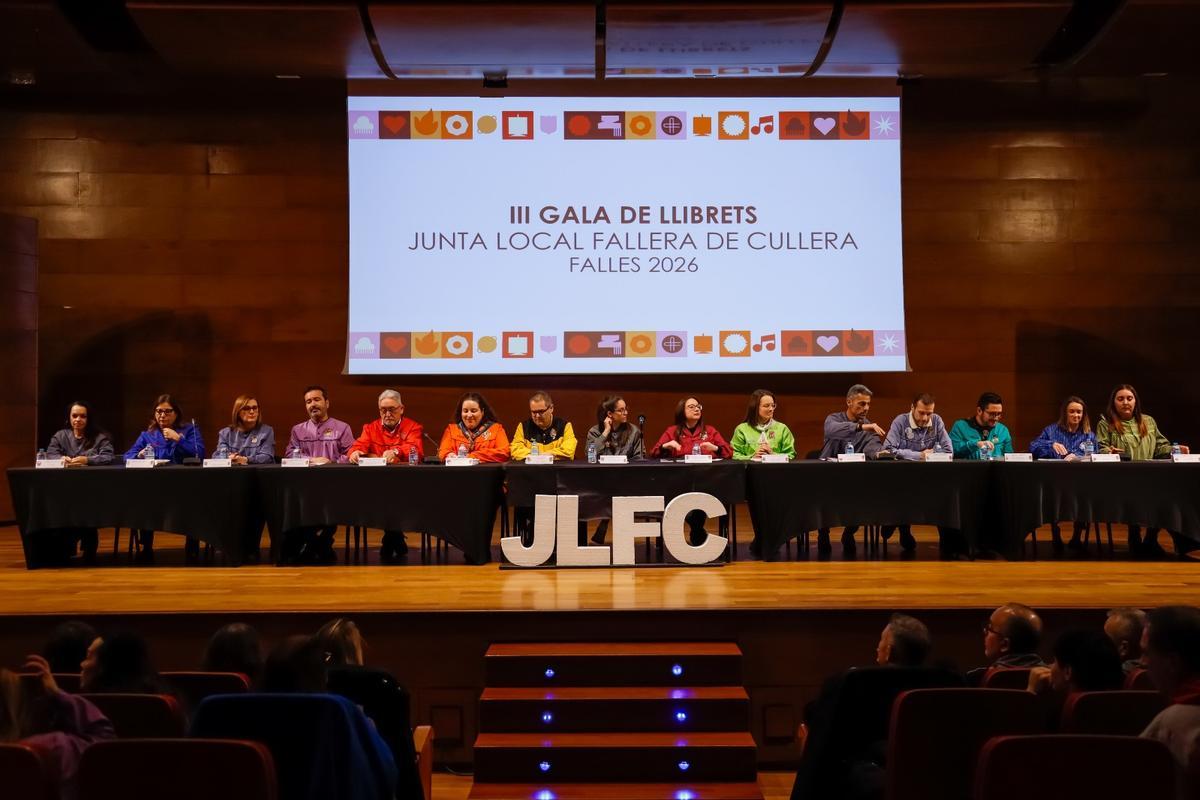 Los representantes de las comisiones de Cullera que han presentado de forma conjunta sus "llibrets".