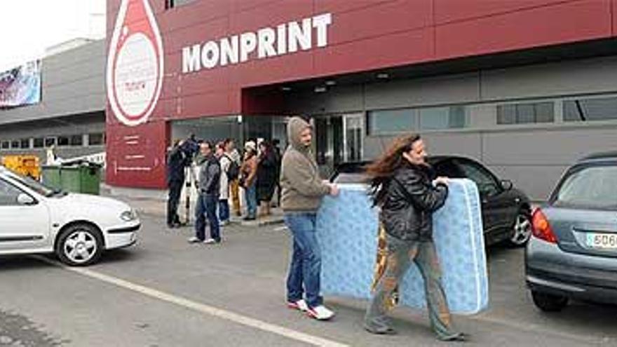 Los trabajadores de Monprint cobran sus sueldos