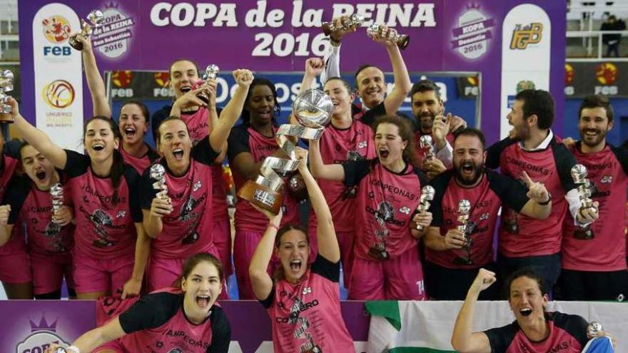 El Conquero de Huelva posa con los trofeos tras imponerse a Perfumerías Avenida en la final, ayer.