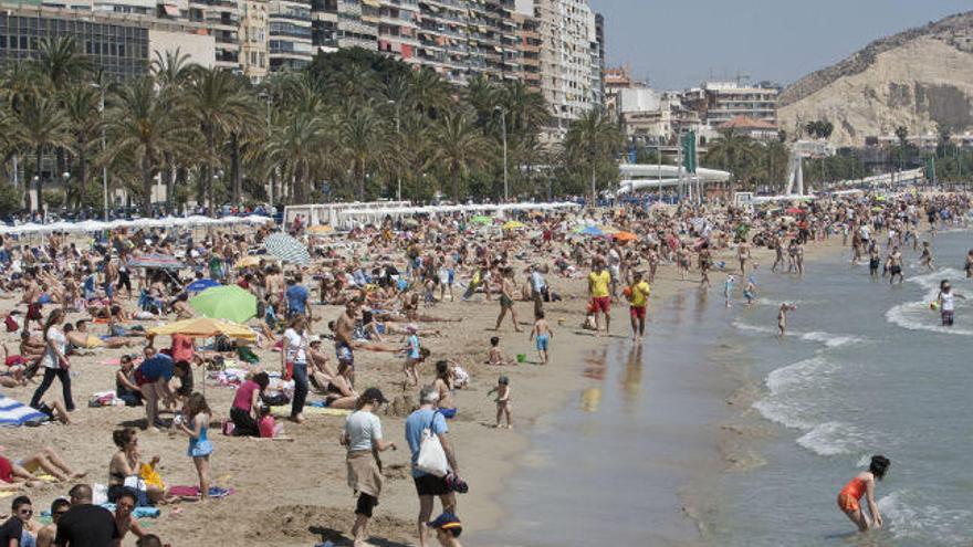 La playa del Postiguet de Alicante el Domingo de Ramos