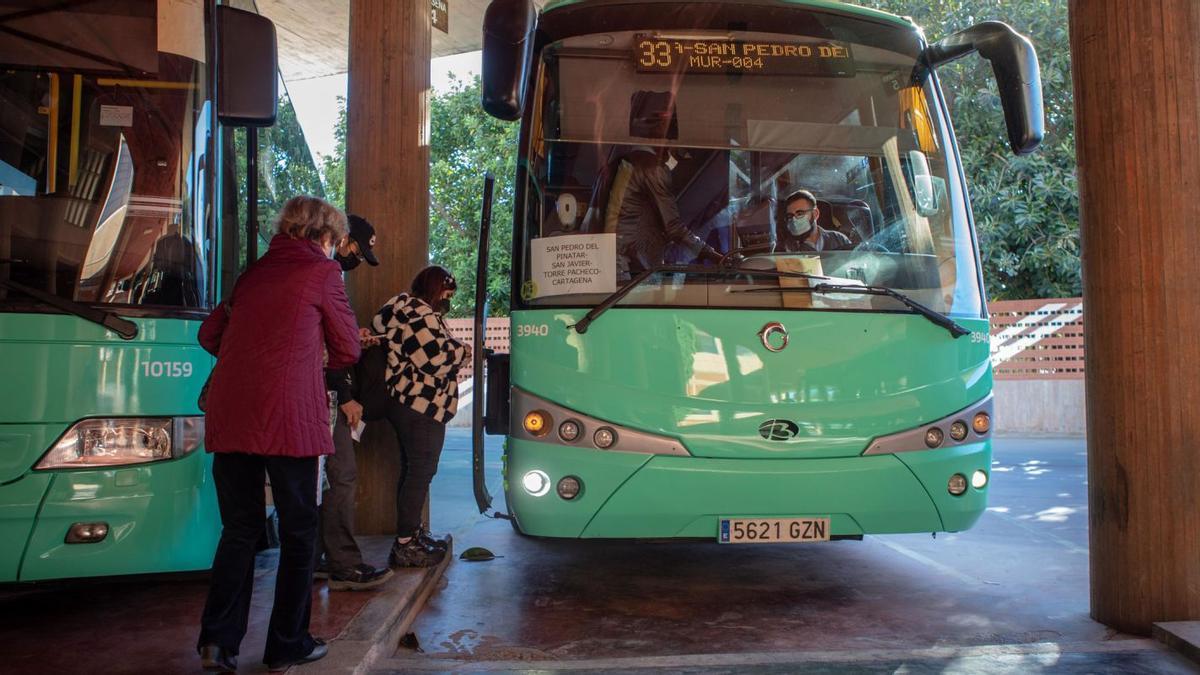 Autobuses de las líneas interubanas, en la estación de autobuses de Cartagena.  LOYOLA PÉREZ DE VILLEGAS