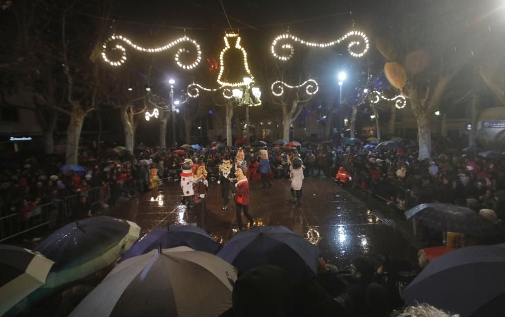 Auf der Plaça Major von Sa Pobla stieg am Montag (16.1.) zu Sant Antoni ein Spektakel mit Musik und Feuerwerk. Traditionalisten bemängeln hier zwar ein unnötiges Aufbauschen zum Event, dem regen Zulauf aber tat das auch diesem Jahr keinen Abbruch.