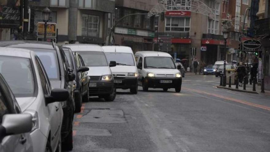 Un autobús realiza una maniobra para evitar un vehículo mal estacionado. / adrián subiela