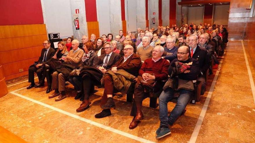 El público en el Auditorio Municipal del Areal para asistir a la conferencia del doctor en Economía. // J. L.