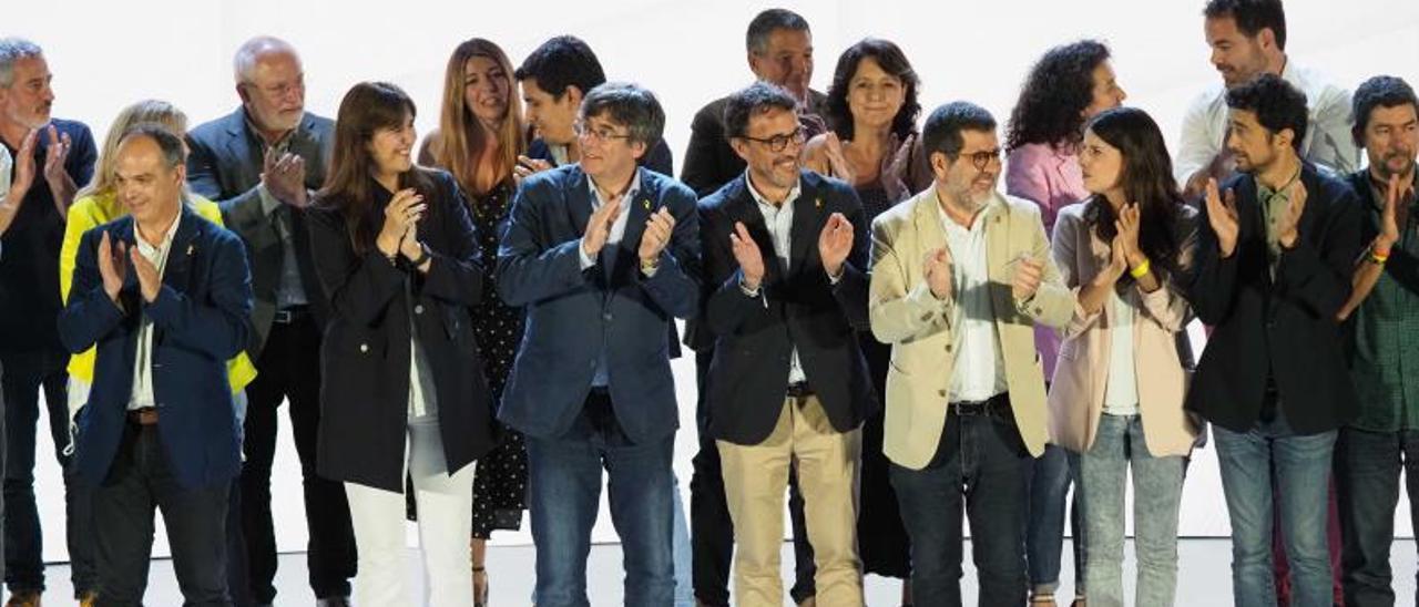 Els líders de Junts aplaudint ahir al final del Congrés celebrat a Argelers. | PERE DURAN/NORD MEDIA