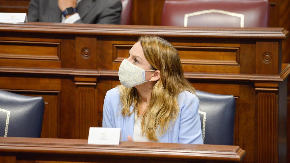 Noemí Santana durante el pleno del Parlamento