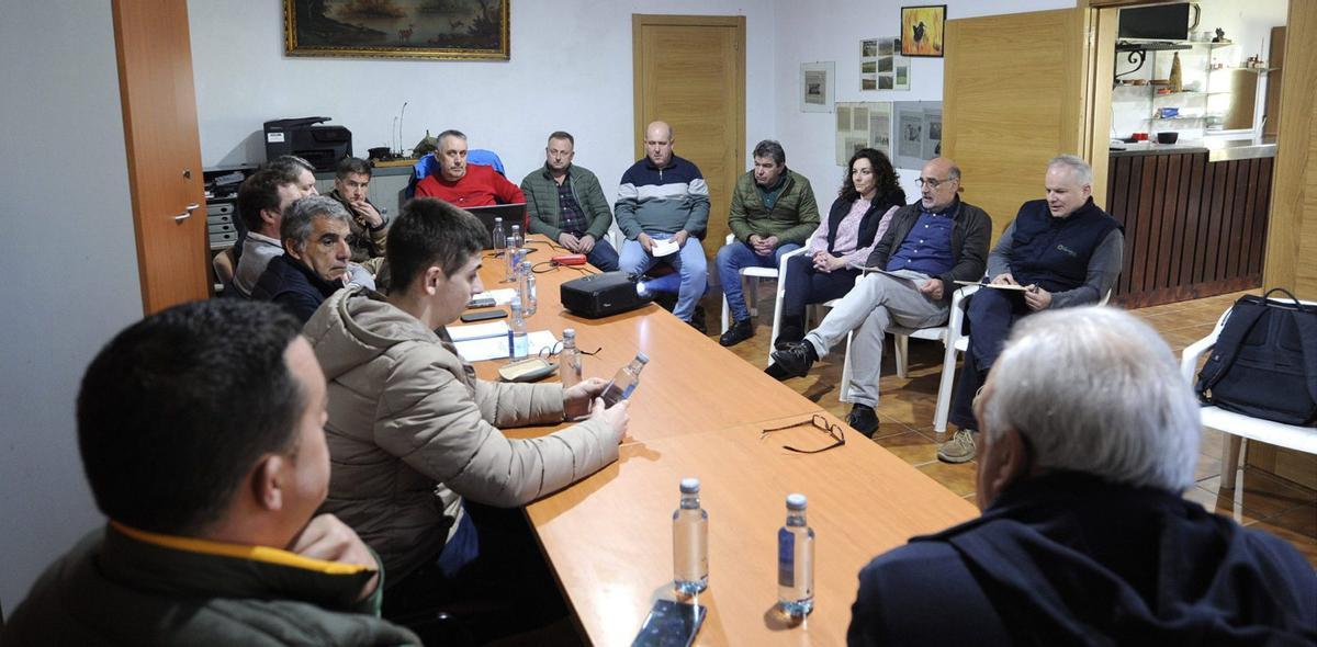 El encuentro entre cazadores, ganaderos, representantes sindicales y políticos tuvo lugar en el campo de tiro de Lalín.