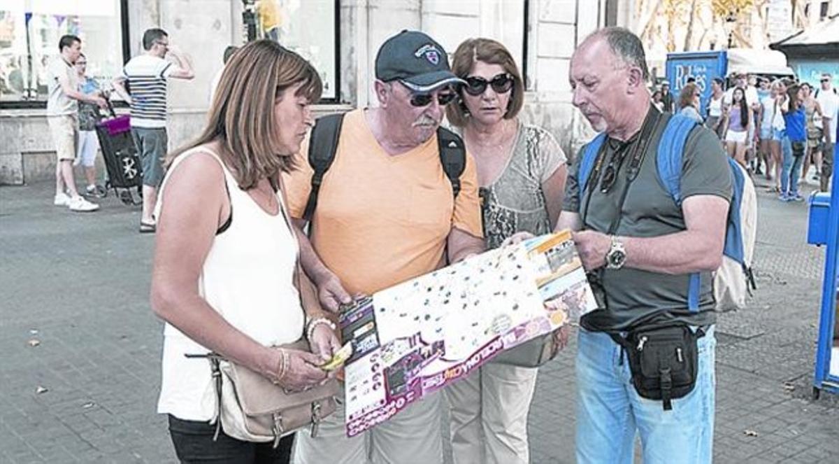 AMB LES HORES JUSTES 3 Arroyo, Gómez, Frau i Vila esgoten el poc temps que els queda abans de seguir el seu creuer pel Mediterrani. AMB LES HORES JUSTES 3 Arroyo, Gómez, Frau i Vila esgoten el poc temps que els queda abans de seguir el seu creuer pel Mediterrani.