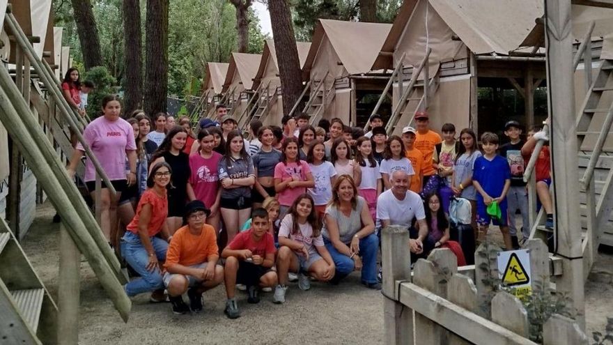 Cincuenta escolares de Baiona, de camping