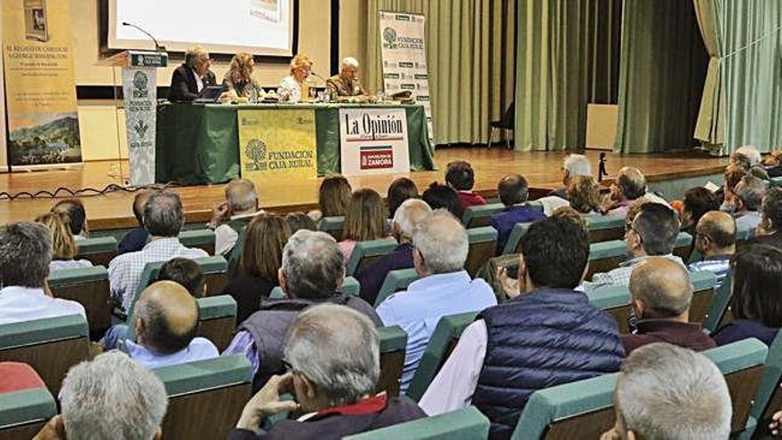 José Emilio Yanes, junto a la presentadora del Club y el resto de ponentes, en la mesa presidencial.