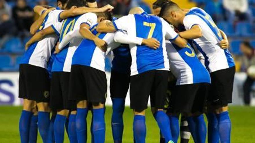 Los jugadores del Hércules se conjuran antes del partido contra el Villarreal B en el Rico Pérez.