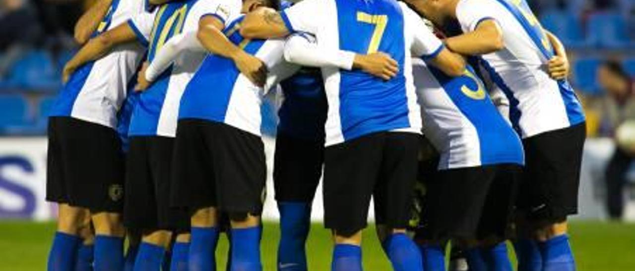 Los jugadores del Hércules se conjuran antes del partido contra el Villarreal B en el Rico Pérez.