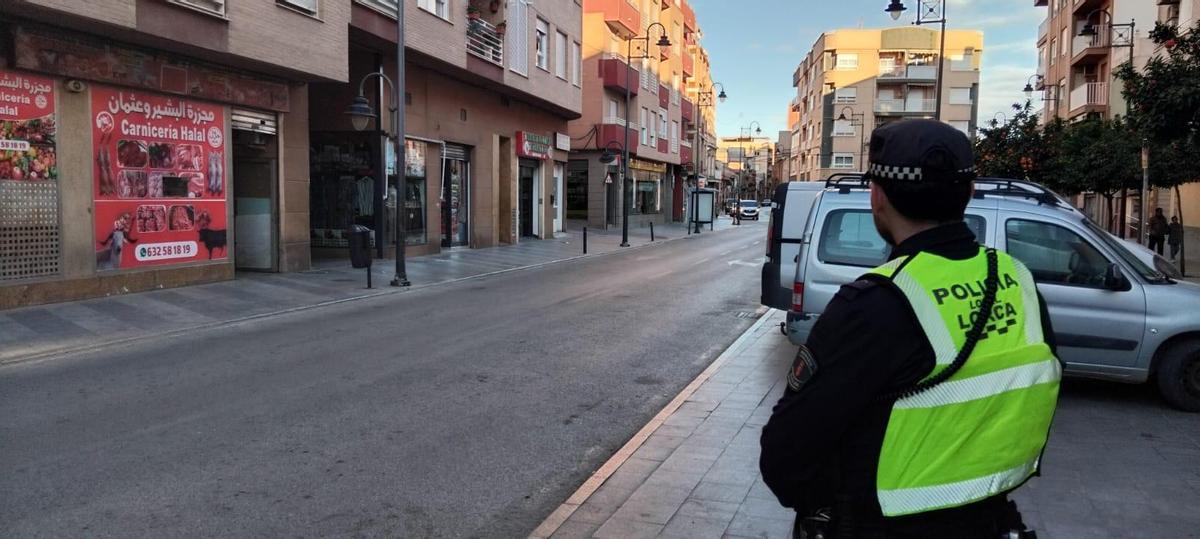 Agente de Policía Local de patrulla por San Cristóbal.